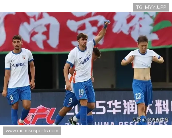 足球巨星亲临签售会与球迷零距离互动 共度激情时刻